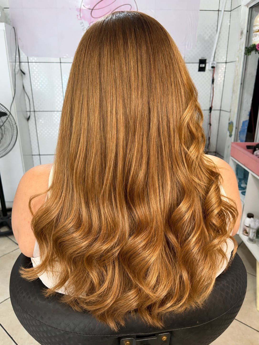 Cabelo cobre com ondas finalizado por Gabrielle